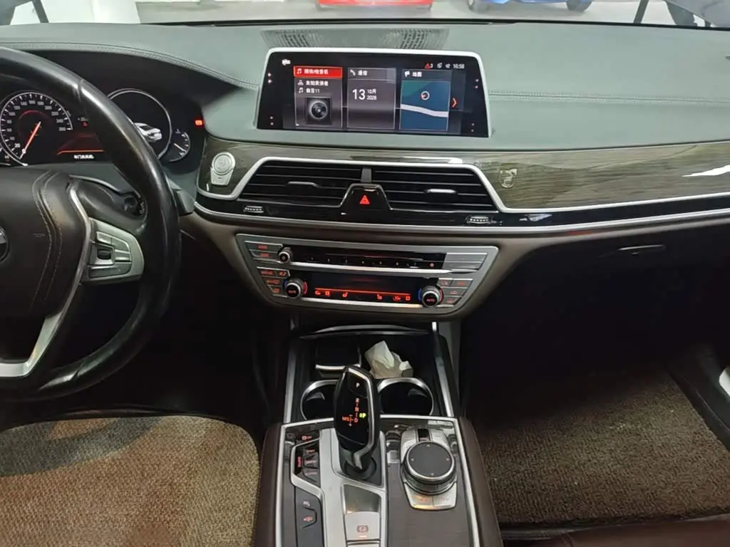 BMW 7 Series 2018 — Photo 12/19