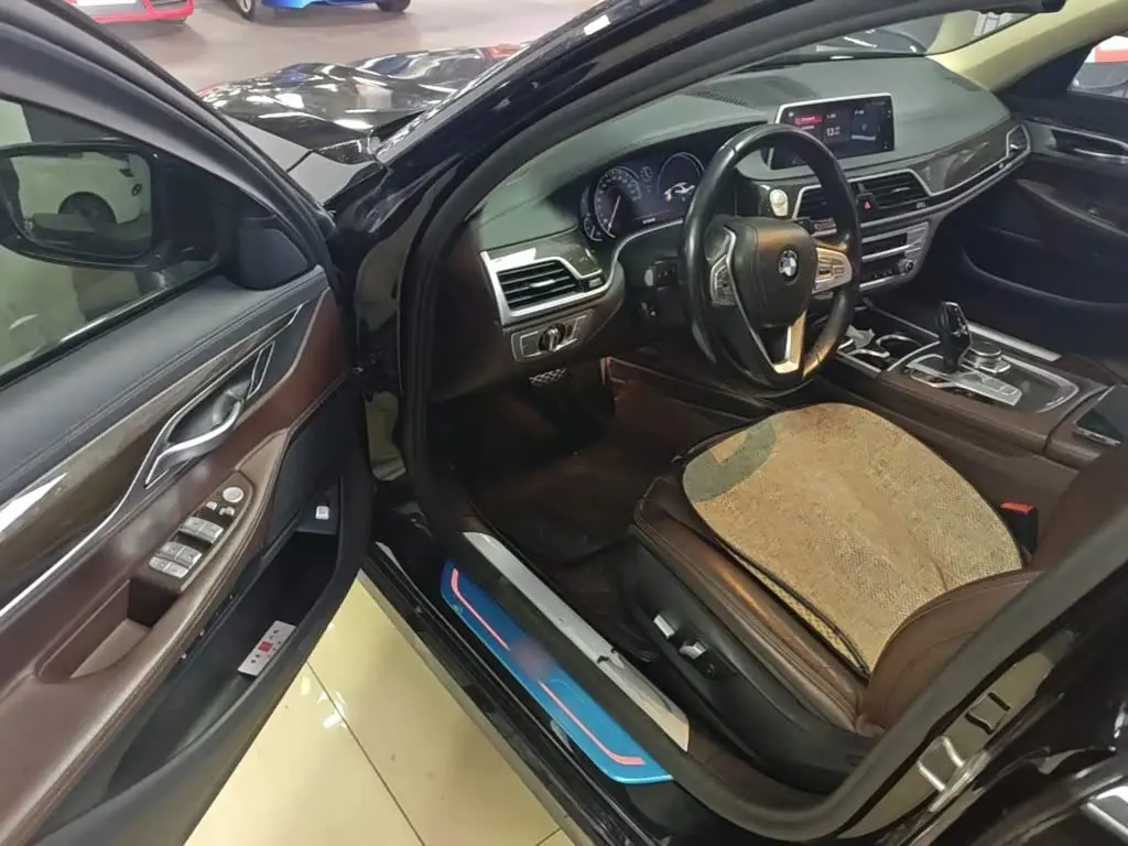 BMW 7 Series 2018 — Photo 15/19