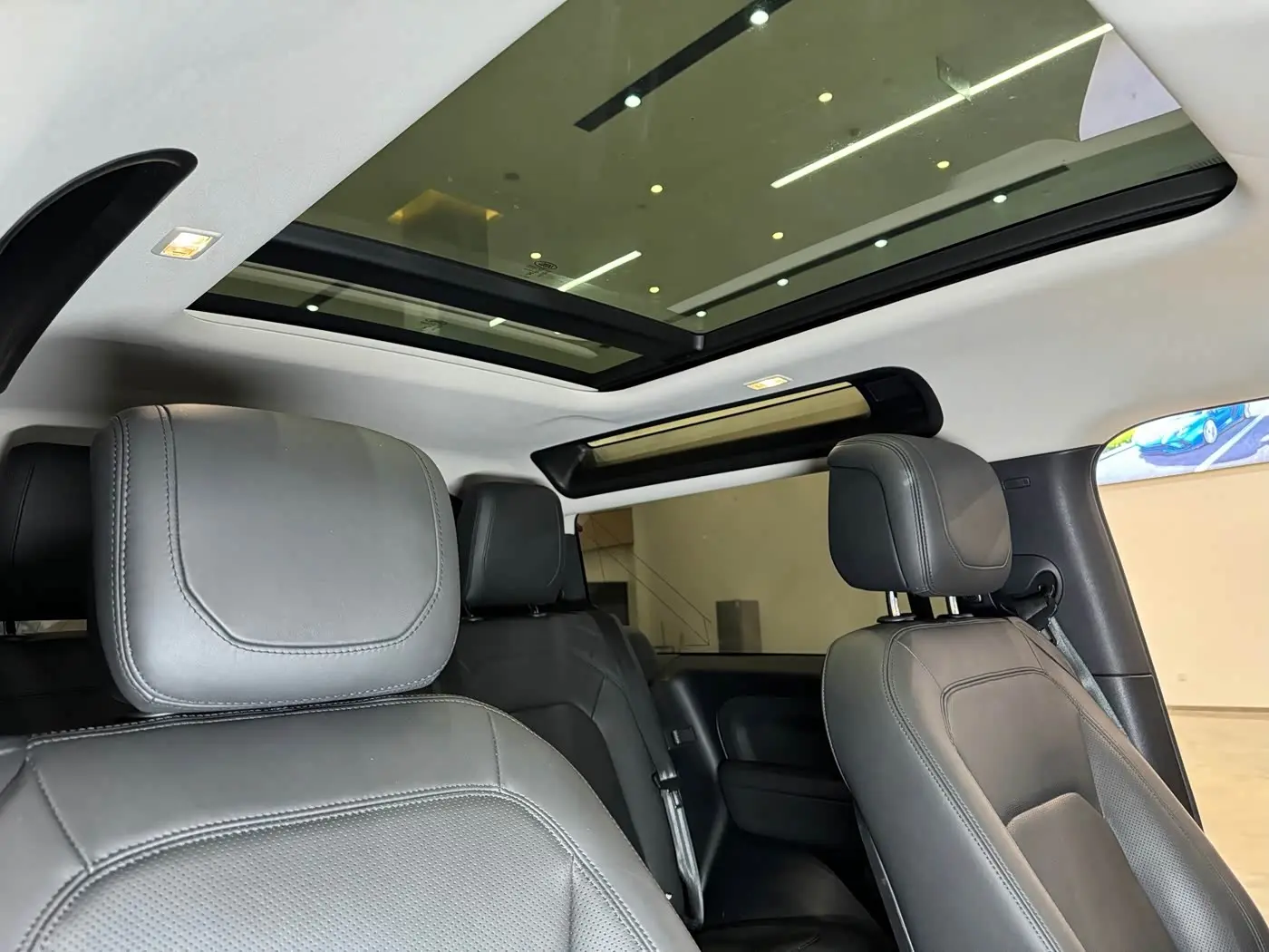 Land Rover Defender 2023 — Photo 10/14