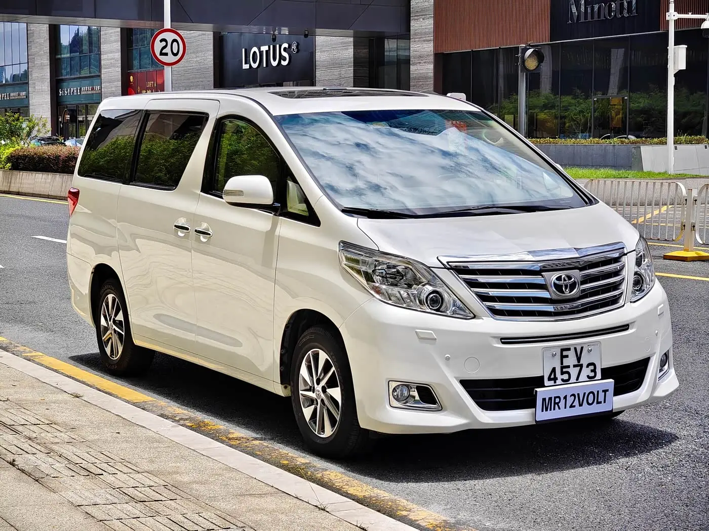Toyota Alphard 2012 — Photo 2/19