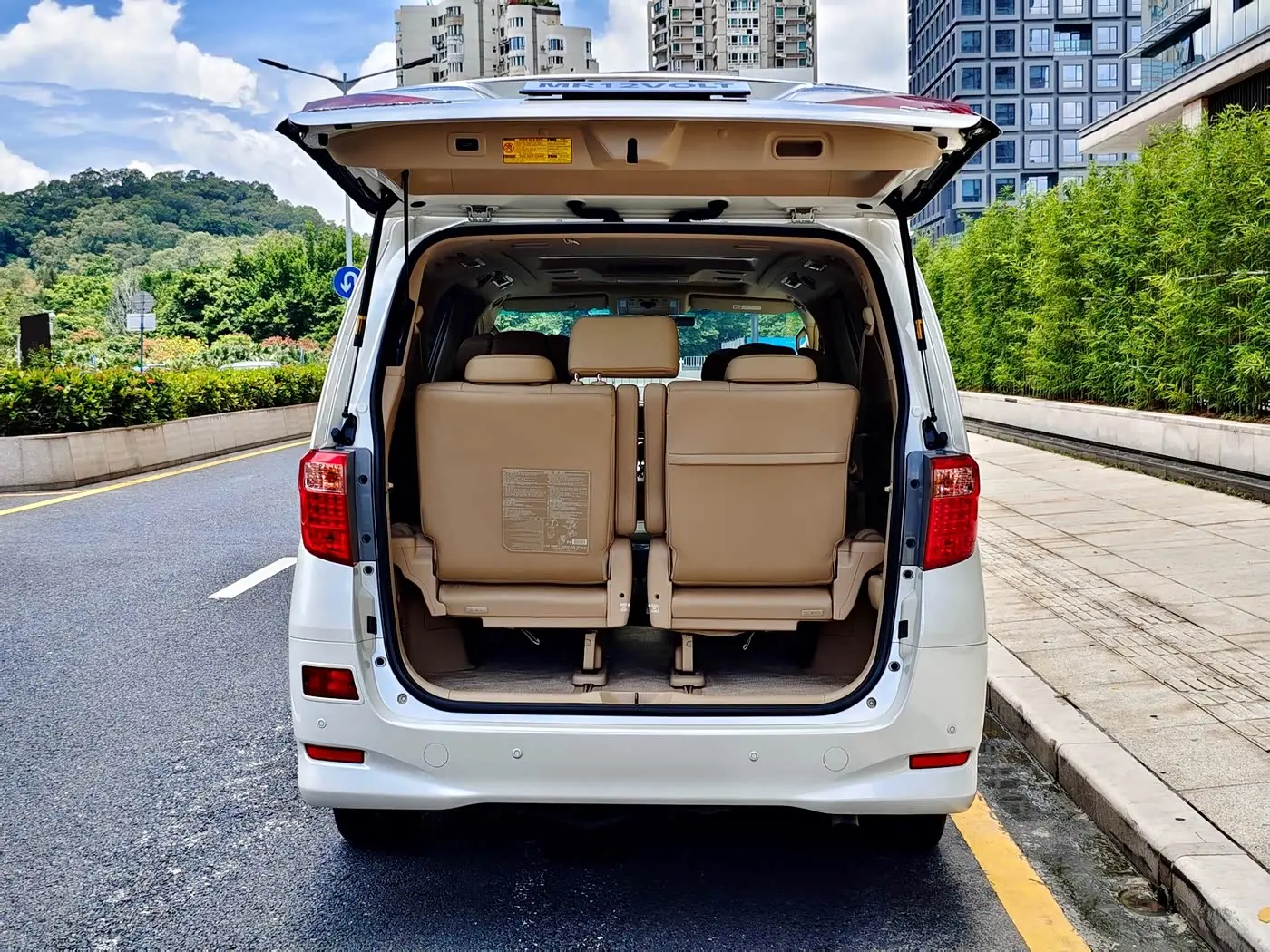Toyota Alphard 2012 — Photo 7/19