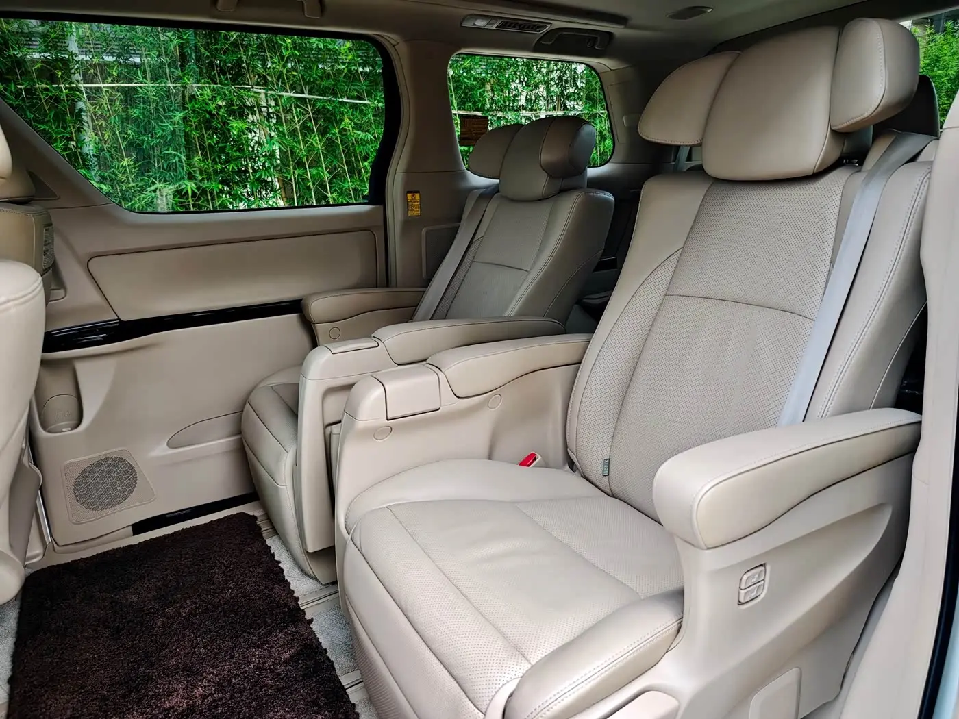 Toyota Alphard 2012 — Photo 14/19