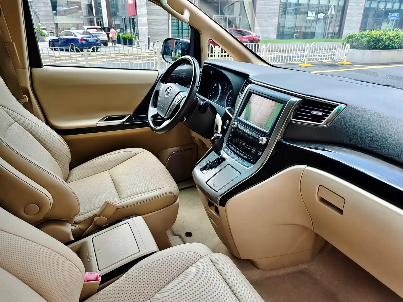 Toyota Alphard 2012 — Photo 15/19