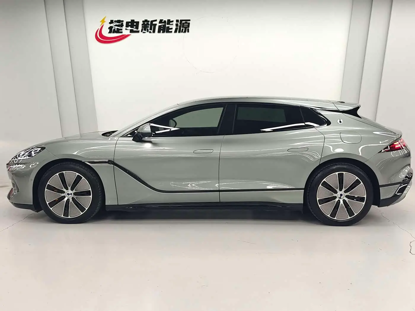 Denza Z9GT 2024 — Photo 3/20
