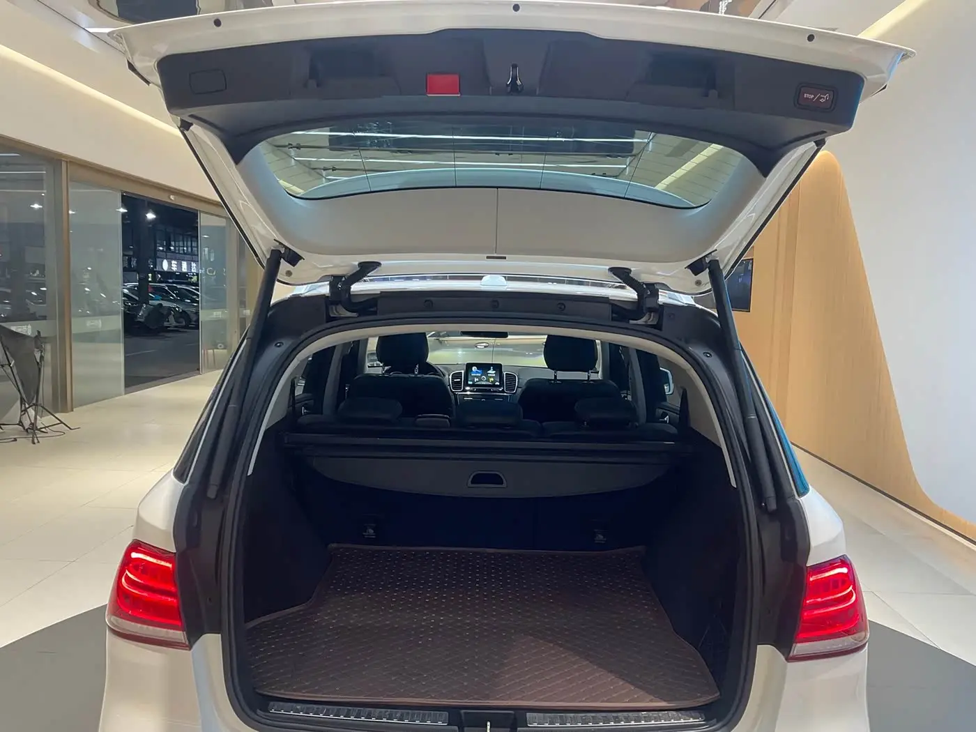Mercedes-Benz GLE 2017 — Photo 15/20