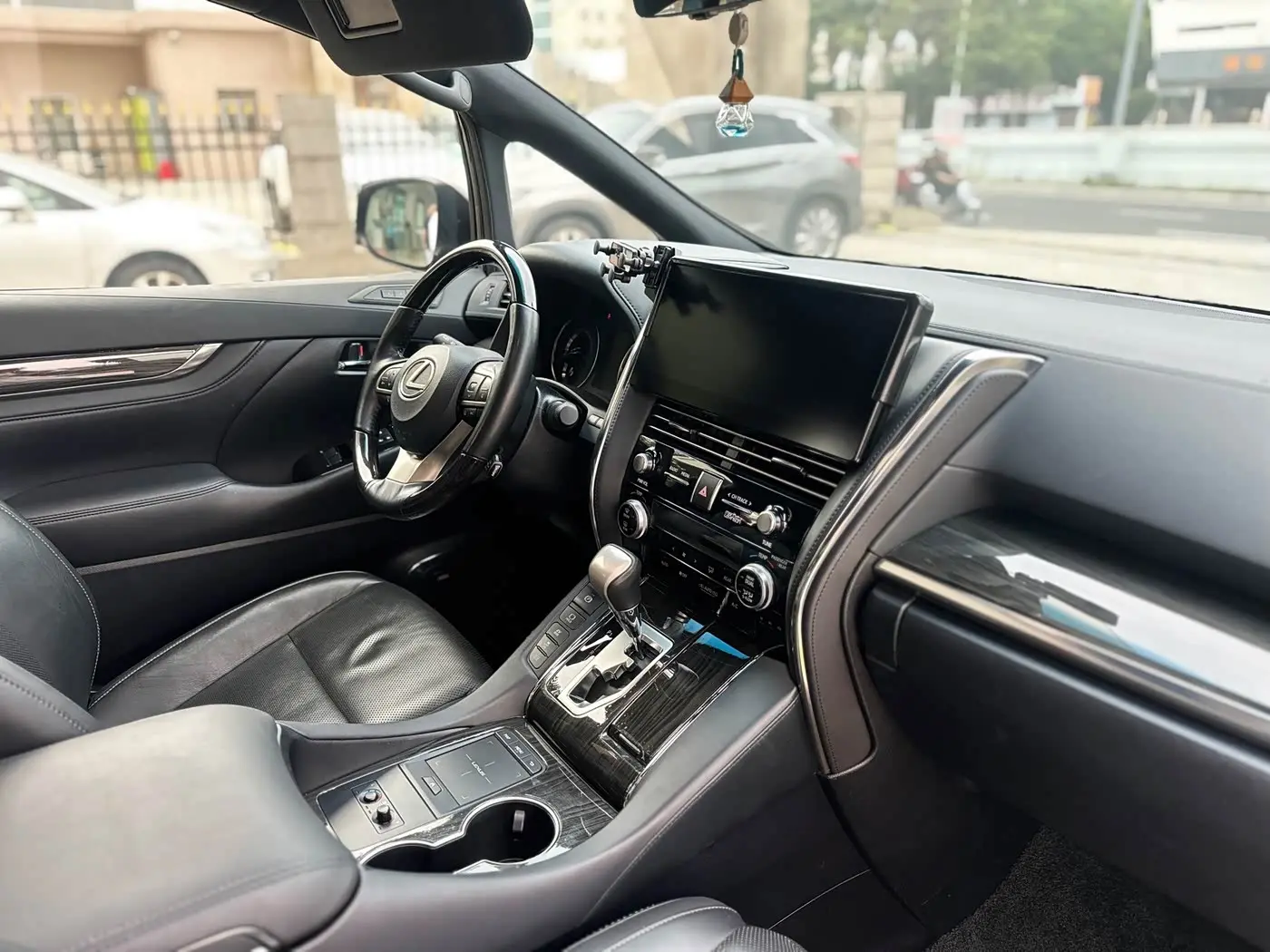 Lexus LM 2023 — Photo 8/13