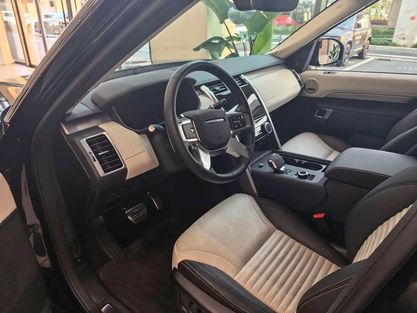 Land Rover Discovery 2024 — Photo 4/9
