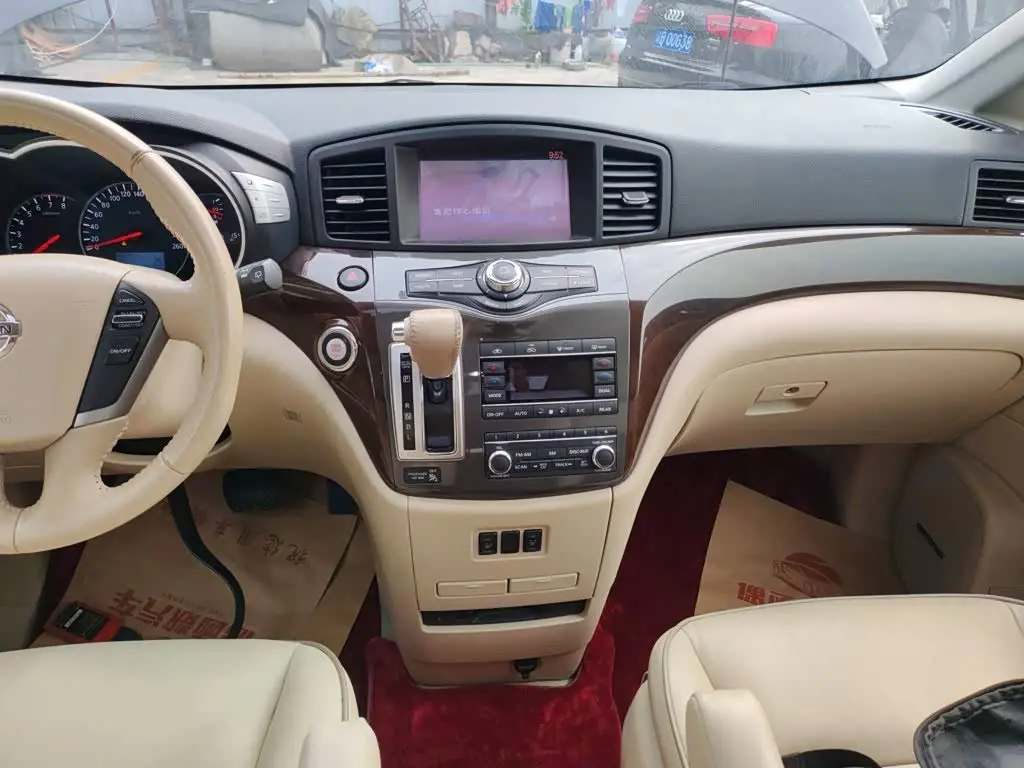 Nissan Quest 2015 — Photo 9/20