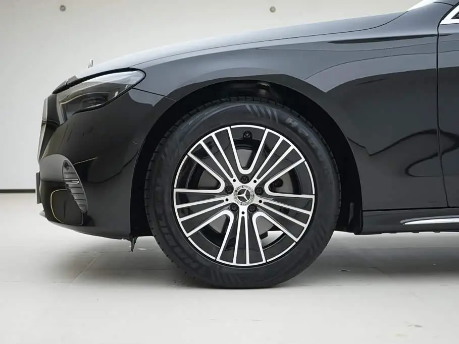 Mercedes-Benz E-Class 2025 — Photo 13/18