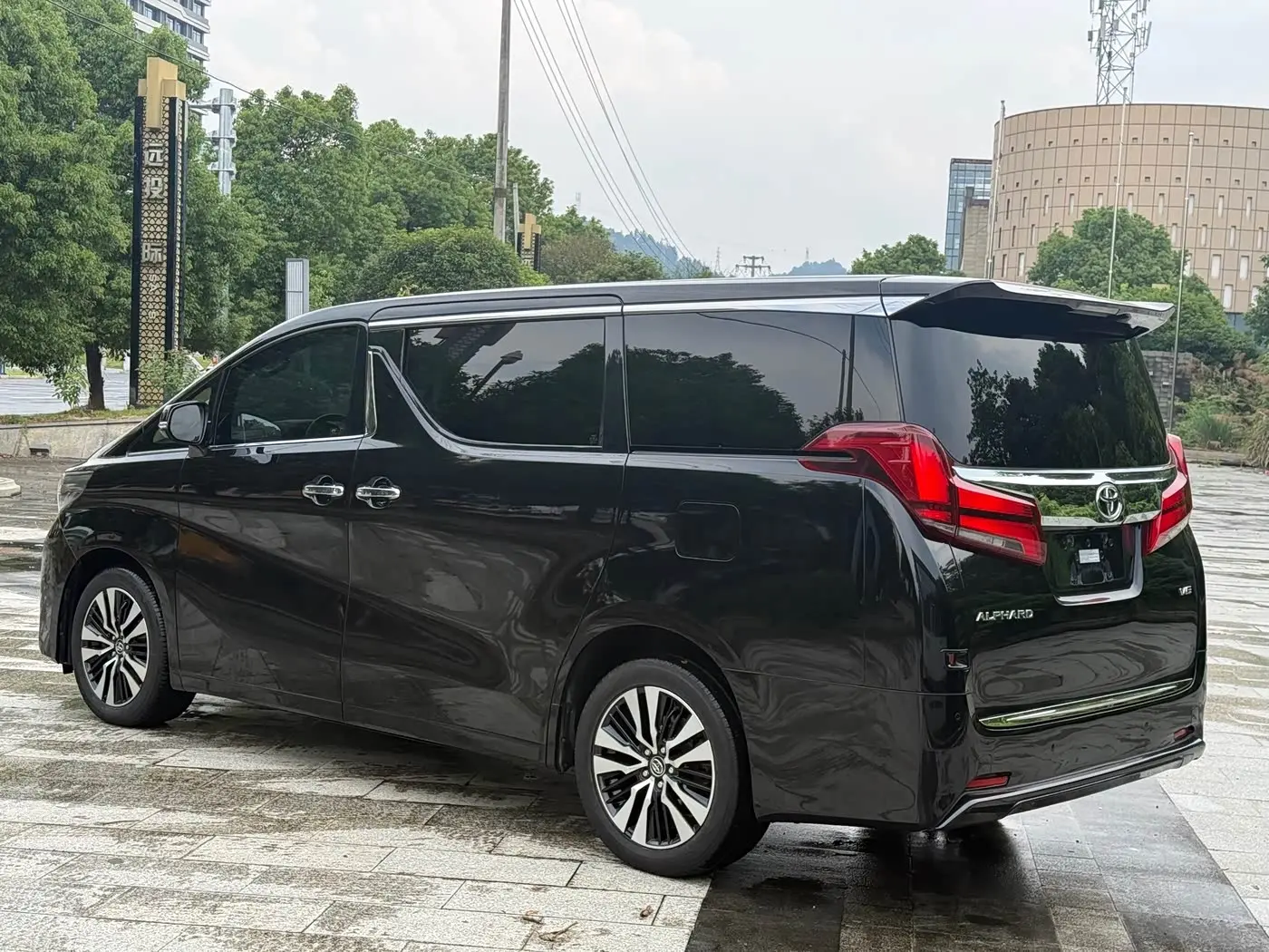 Toyota Alphard 2018 — Photo 5/13