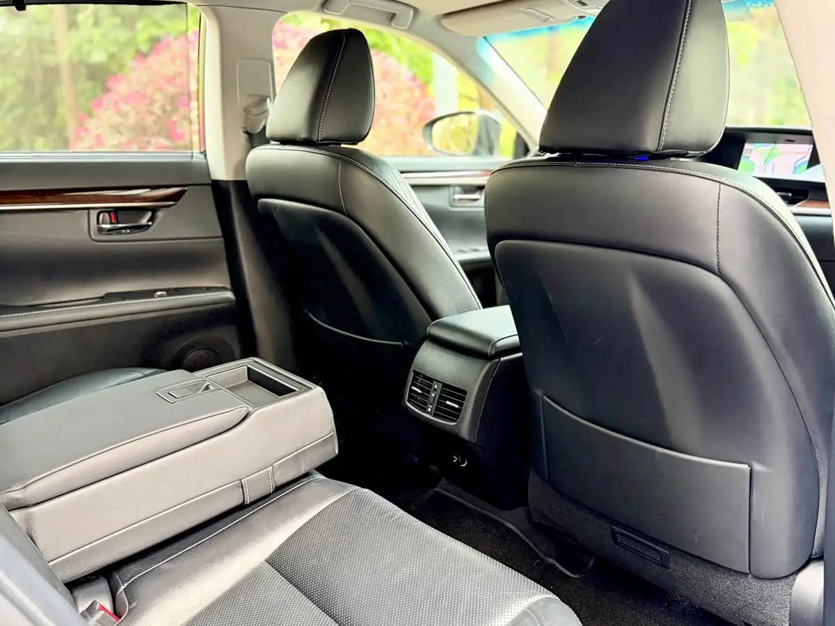 Lexus ES 2014 — Photo 19/20