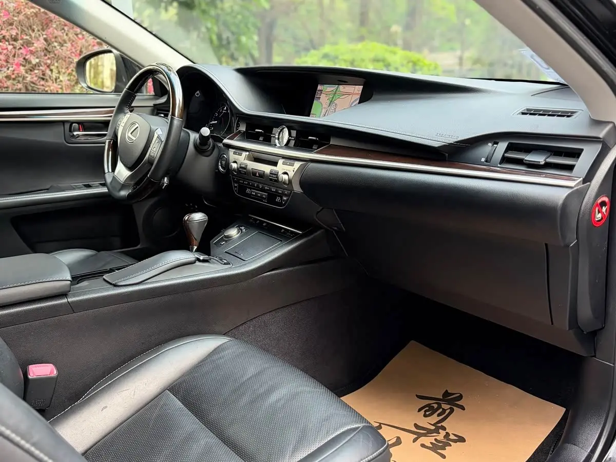 Lexus ES 2014 — Photo 18/20