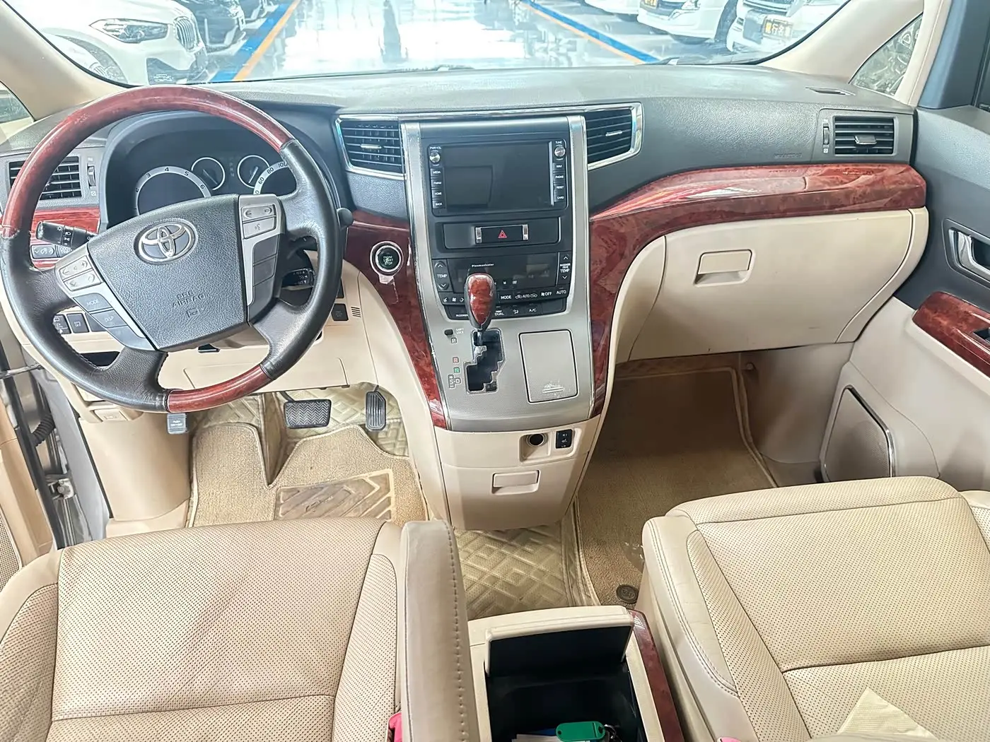 Toyota Alphard 2011 — Photo 8/10