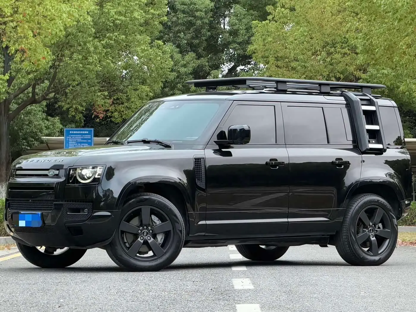 Land Rover Defender 2023 — Фото 1/20
