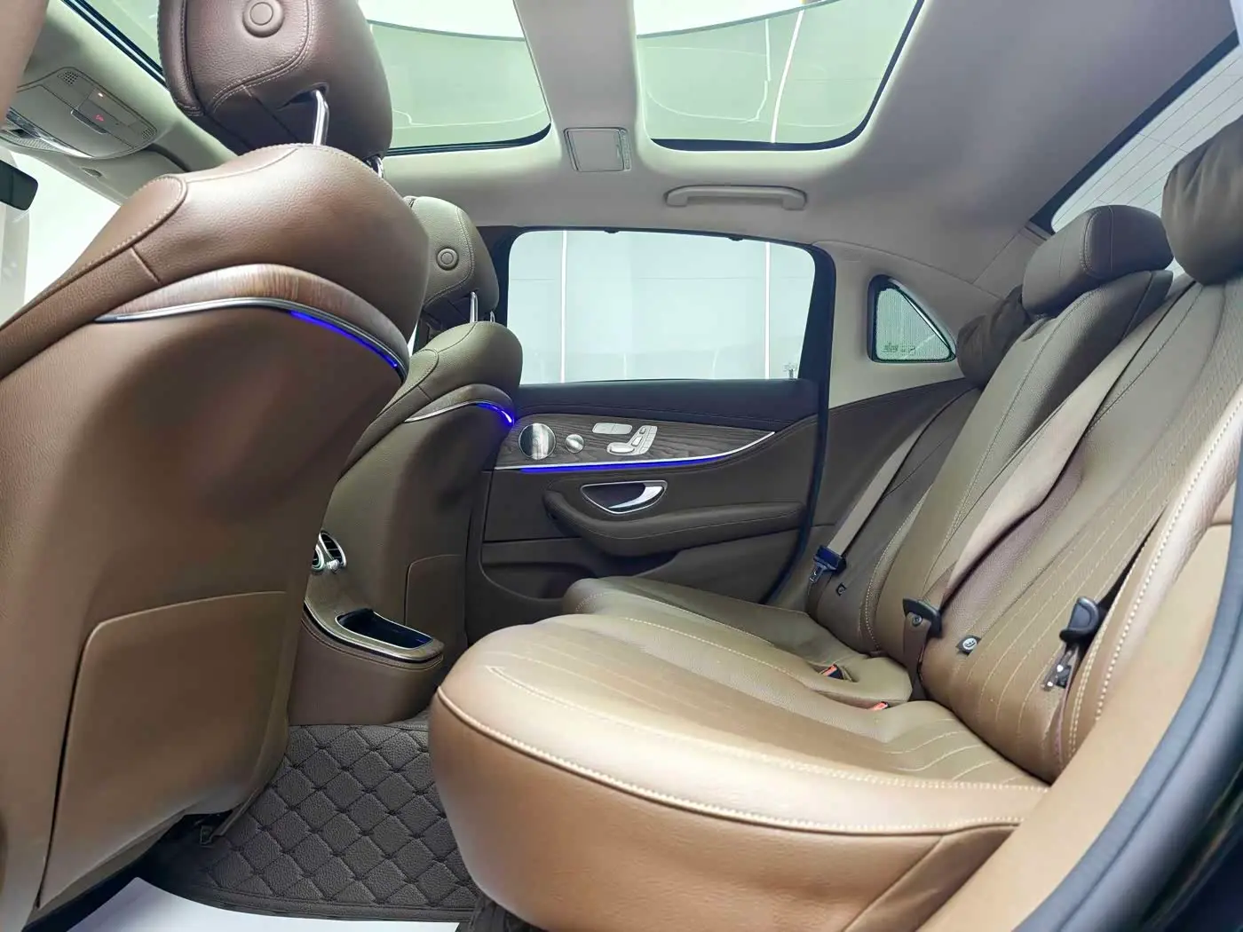 Mercedes-Benz E-Class 2023 — Photo 17/19