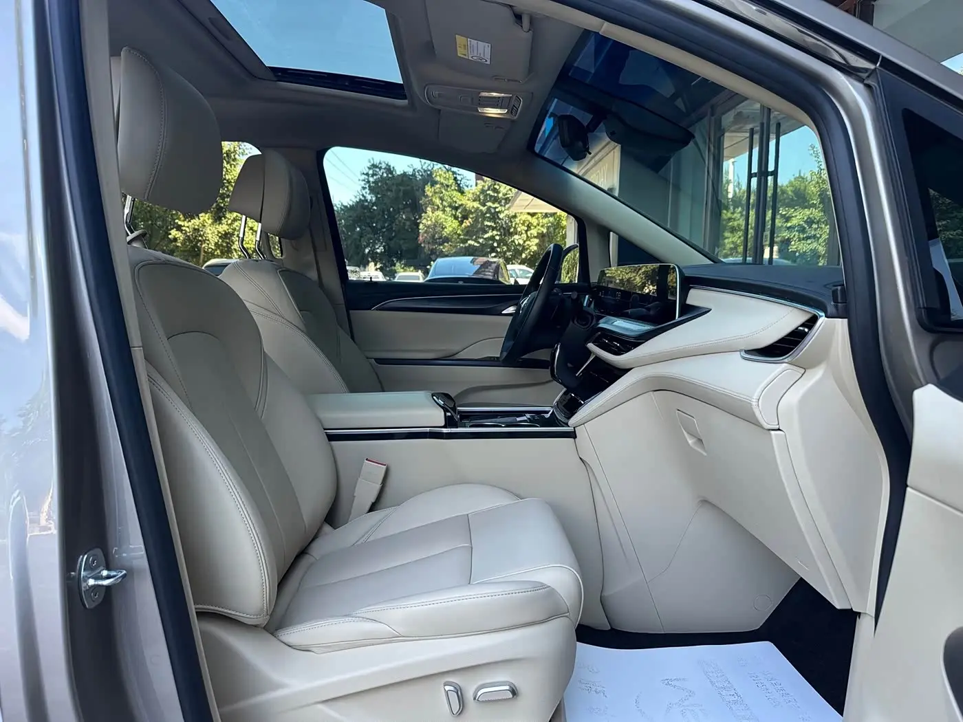 Buick GL8 2023 — Photo 13/18