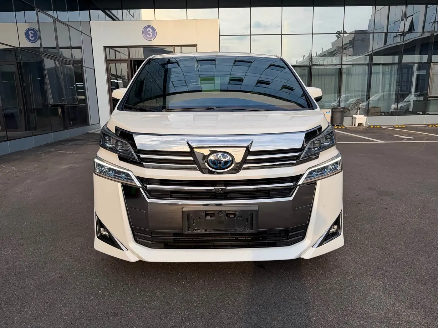 Toyota Vellfire 2019 — Photo 1/18