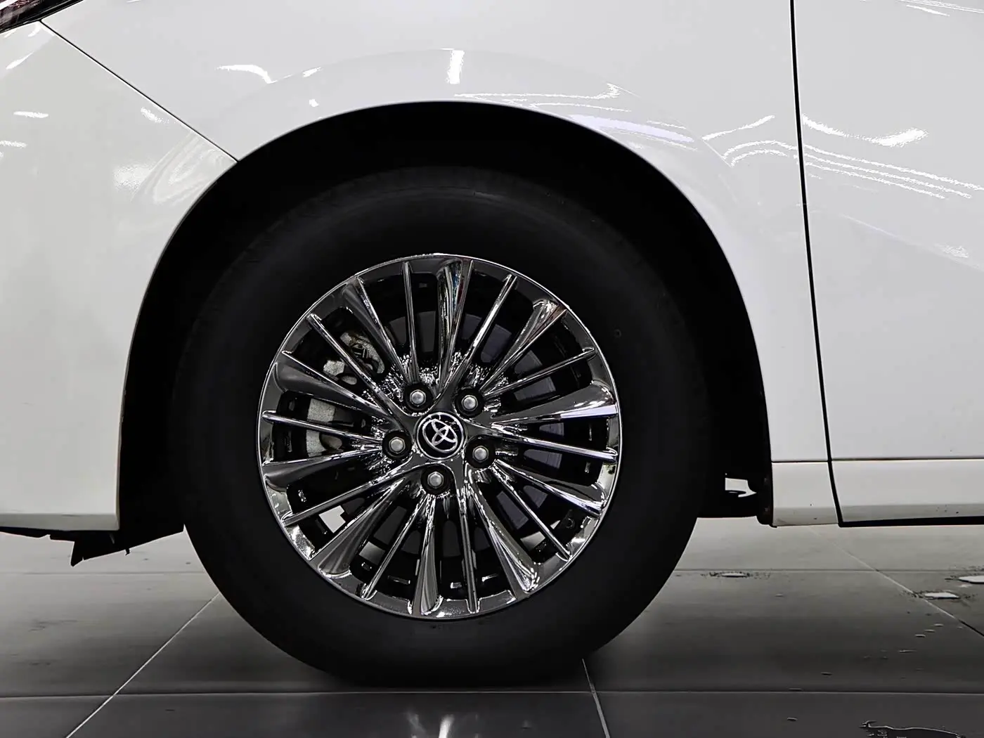 Toyota Alphard 2023 — Photo 8/20