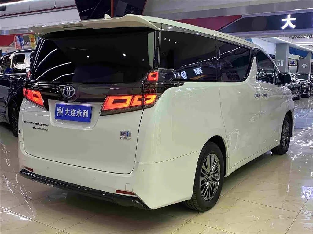 Toyota Vellfire 2023 — Photo 17/18