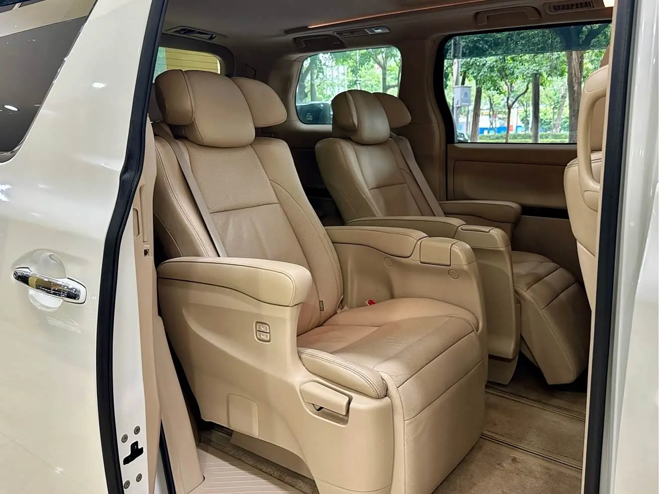 Toyota Alphard 2010 — Photo 11/20