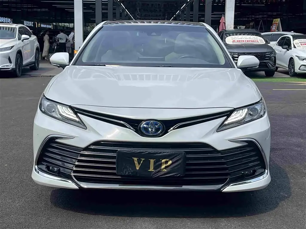 Toyota Camry 2022 — Фото 2/20