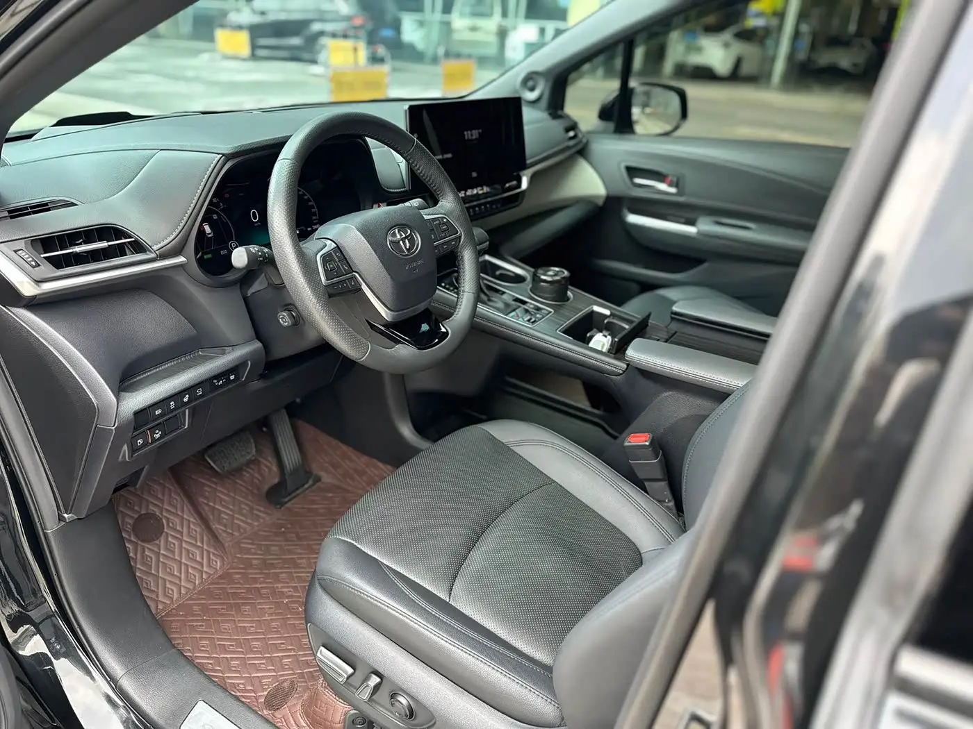 Toyota Granvia 2023 — Photo 9/16