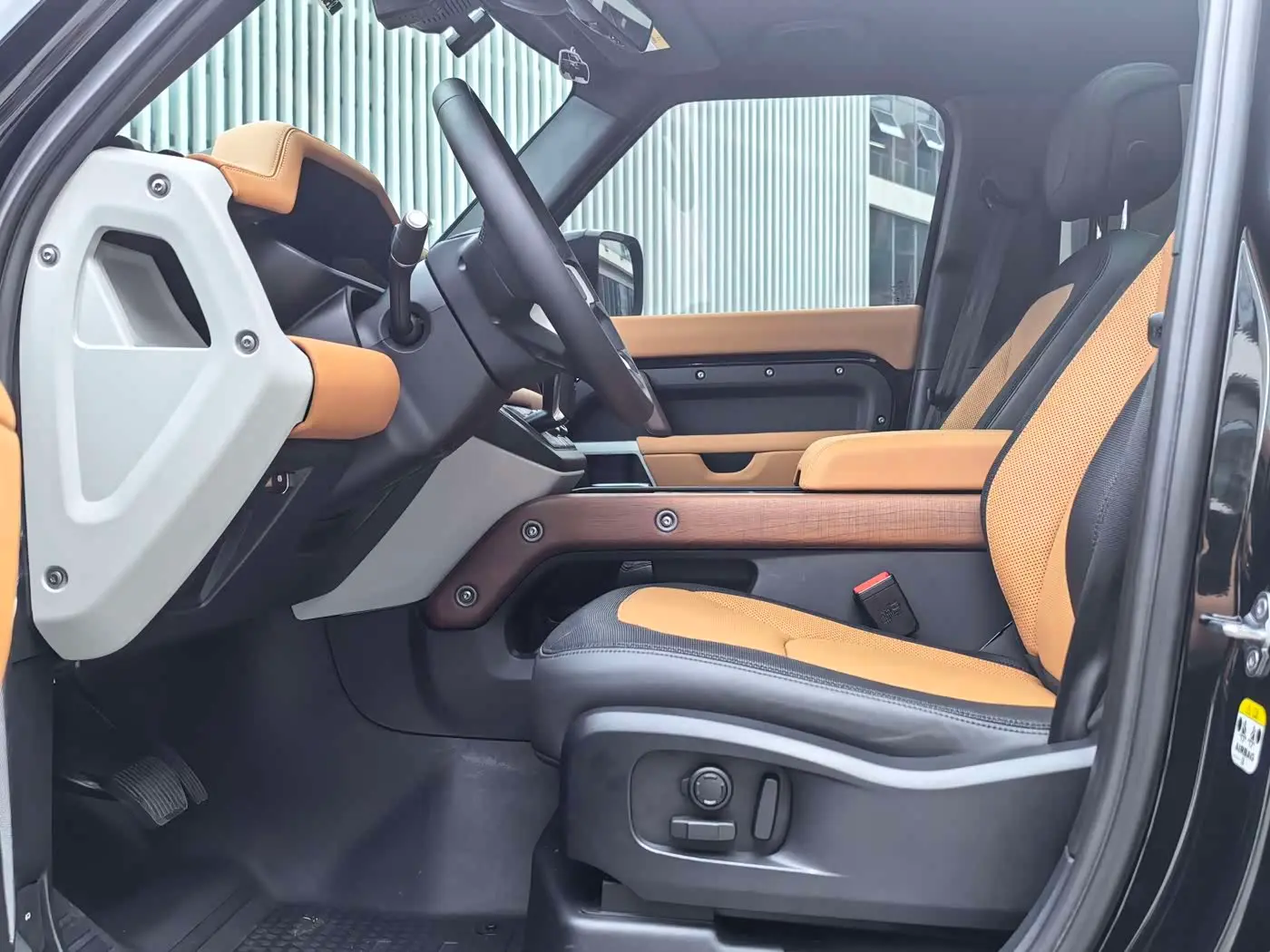 Land Rover Defender 2023 — Photo 6/20