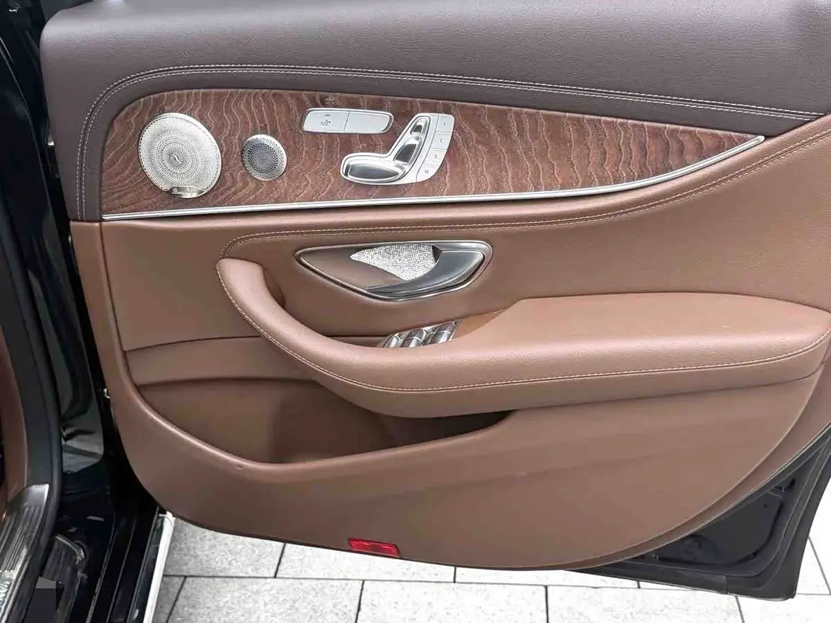 Mercedes-Benz E-Class 2023 — Фото 6/9