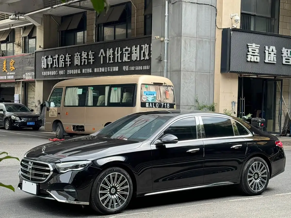 Mercedes-Benz E-Class 2024 — Photo 1/11
