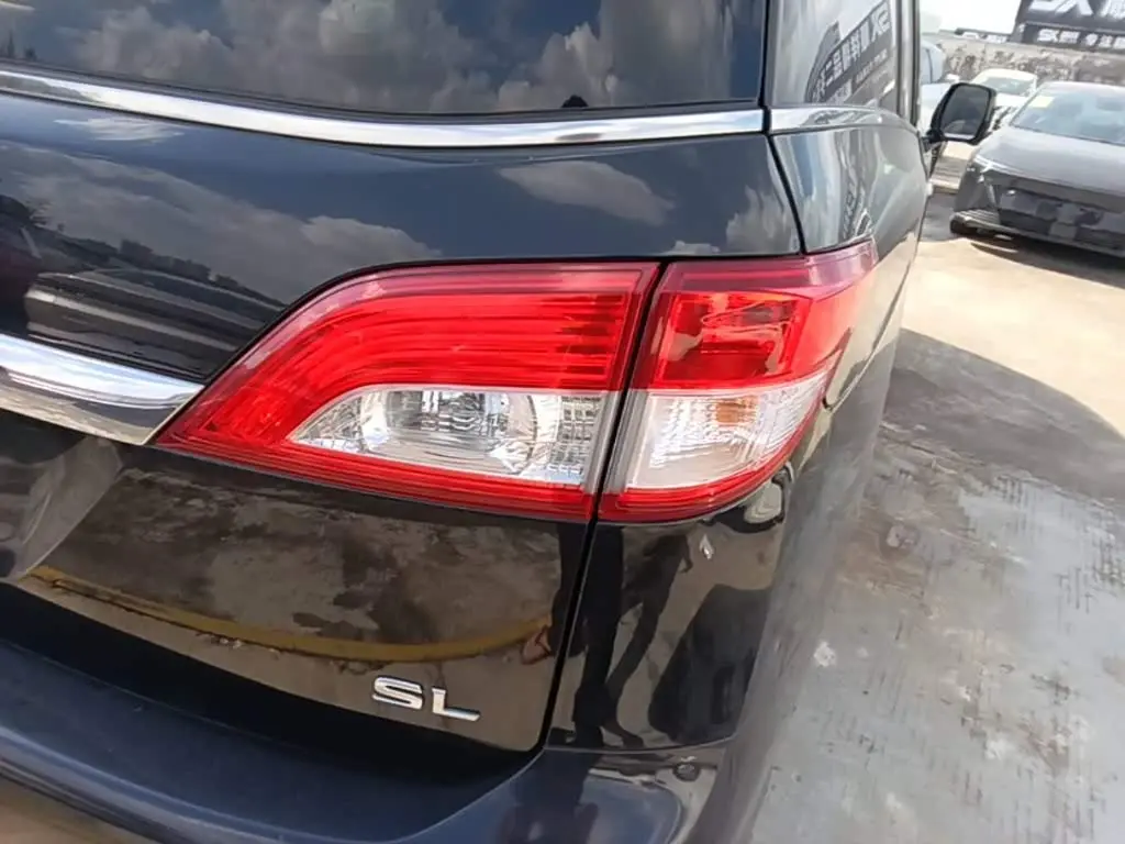 Nissan Quest 2016 — Photo 7/19