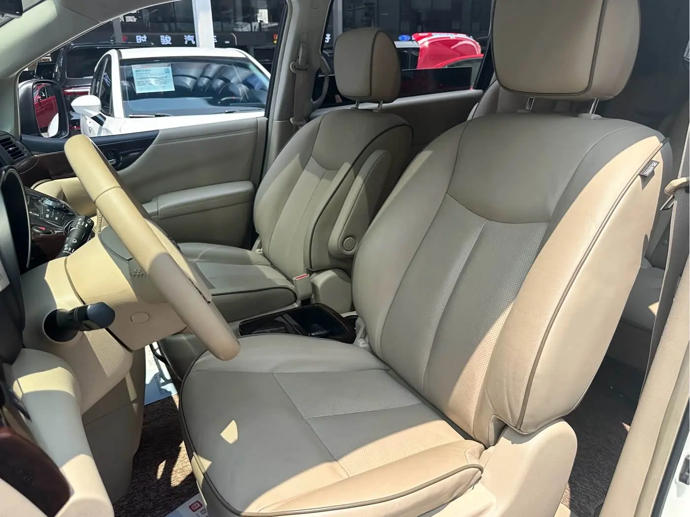 Nissan Quest 2016 — Photo 11/20