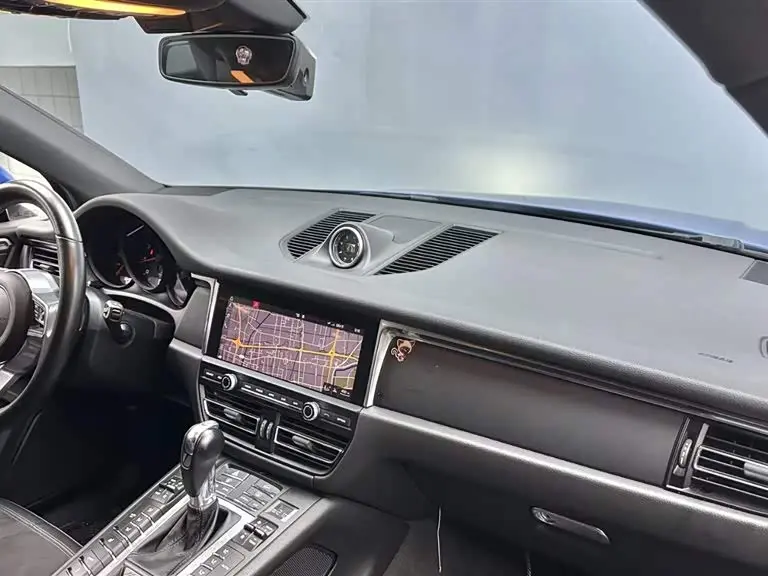 Porsche Macan 2018 — Фото 15/16