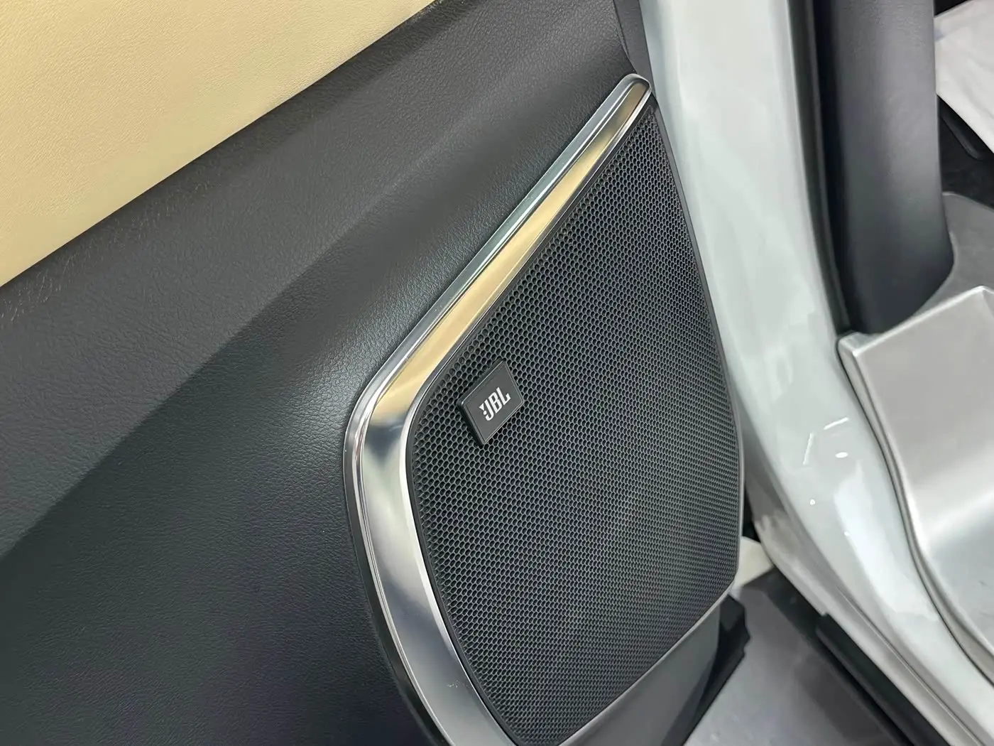Toyota Alphard 2023 — Photo 9/20
