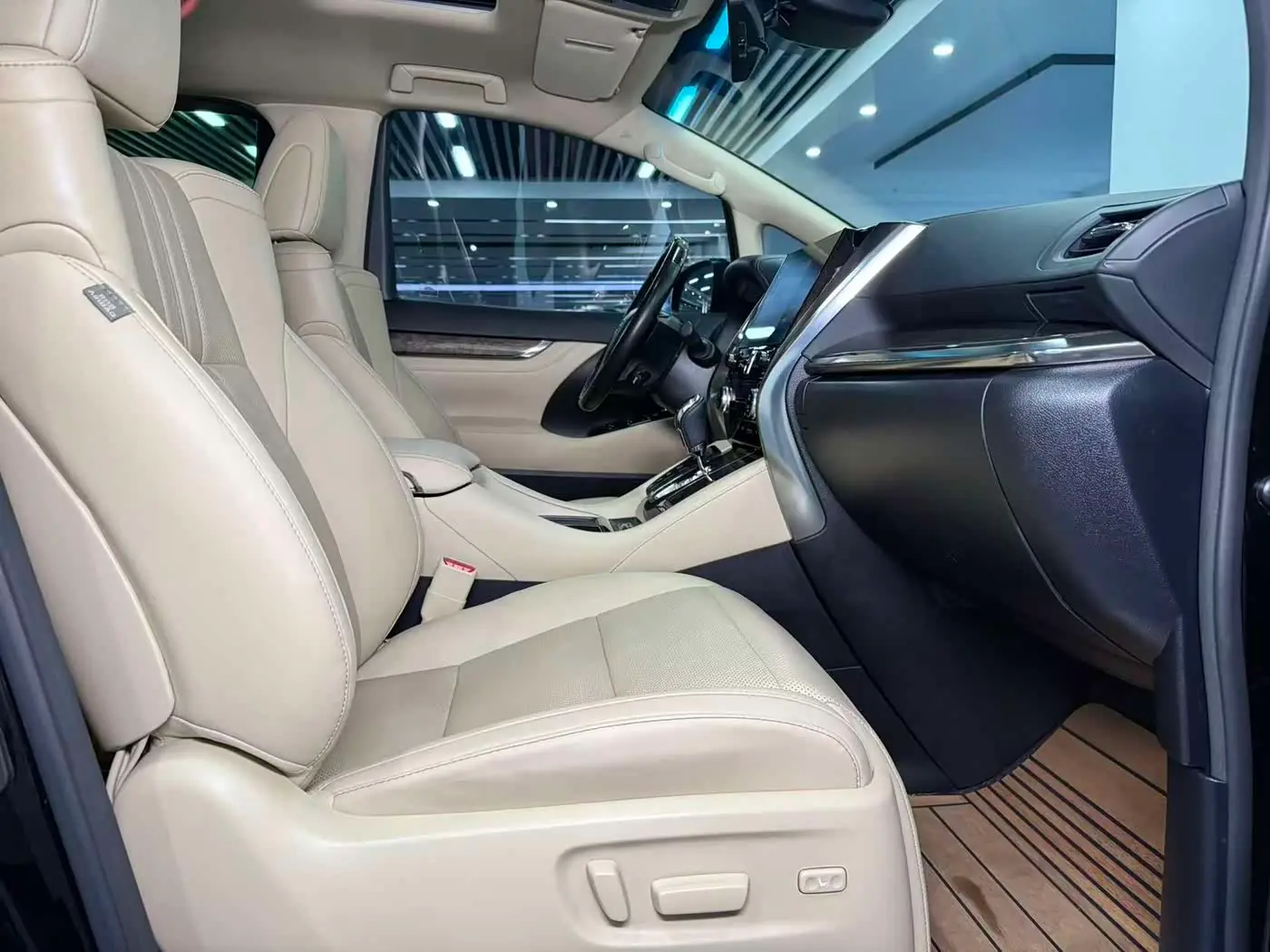 Toyota Alphard 2020 — Photo 11/20