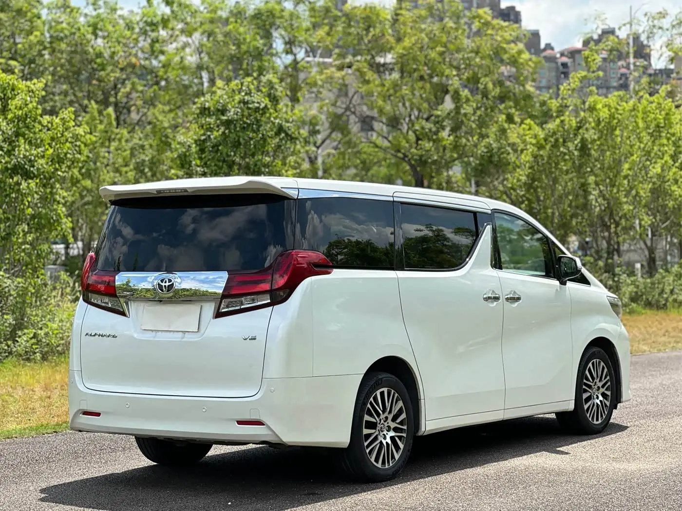 Toyota Alphard 2017 — Photo 7/19