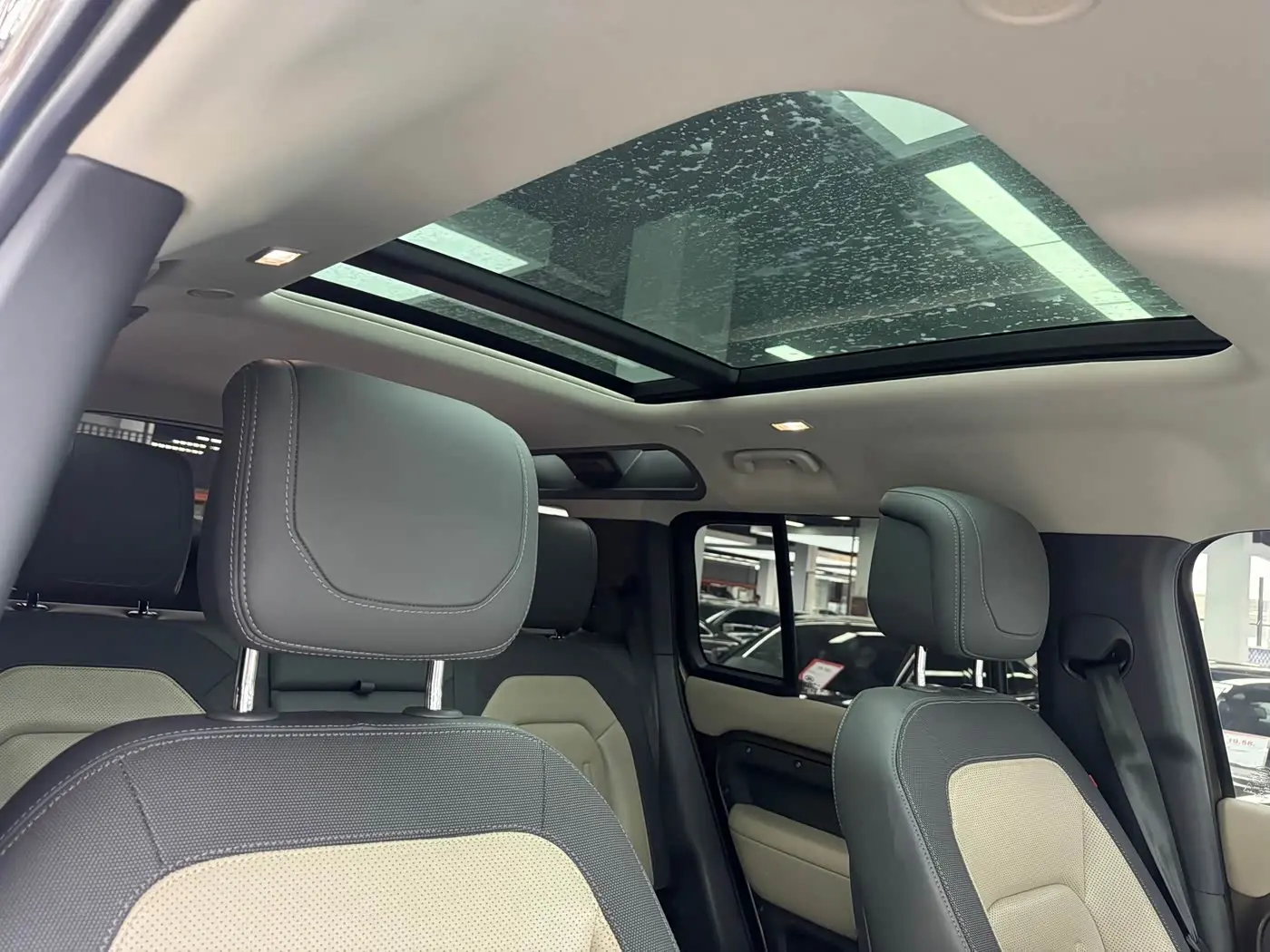 Land Rover Defender 2022 — Photo 12/15