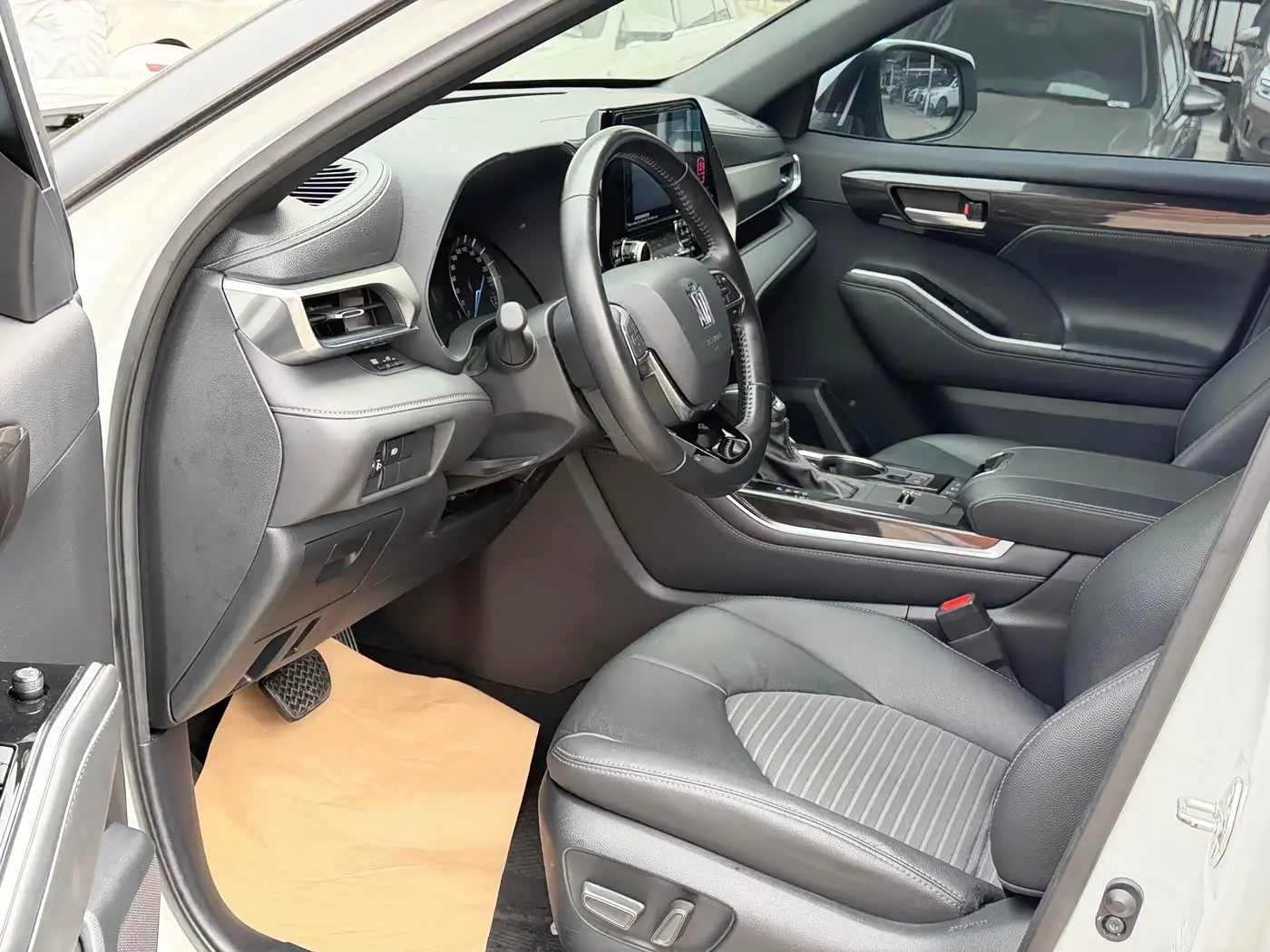 Toyota Crown Kluger 2022 — Photo 7/18