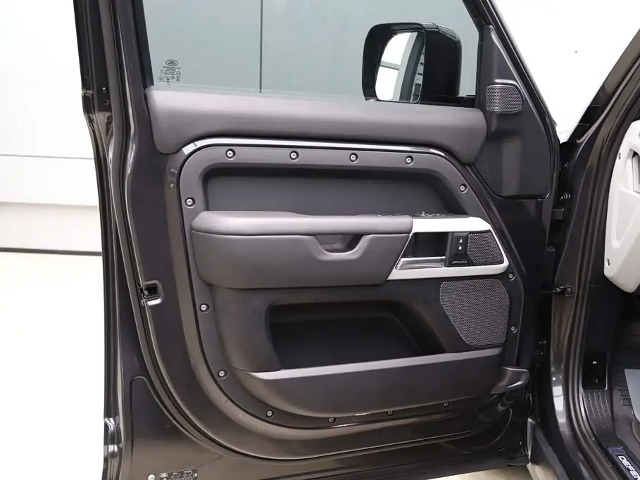 Land Rover Defender 2025 — Фото 10/20