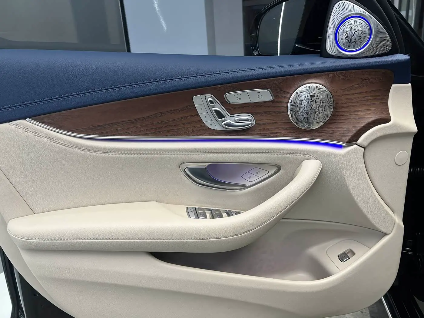Mercedes-Benz E-Class 2022 — Photo 10/20