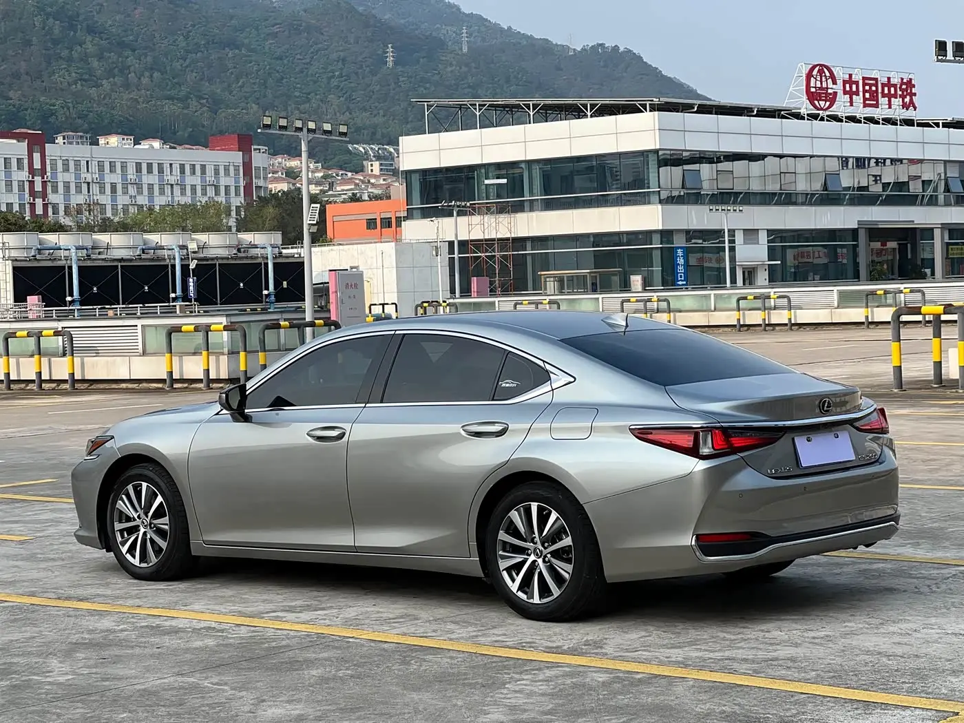 Lexus ES 2019 — Фото 2/20