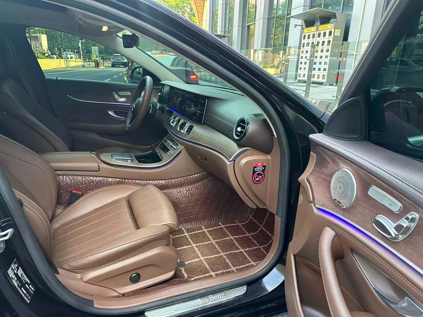 Mercedes-Benz E-Class 2022 — Photo 9/14