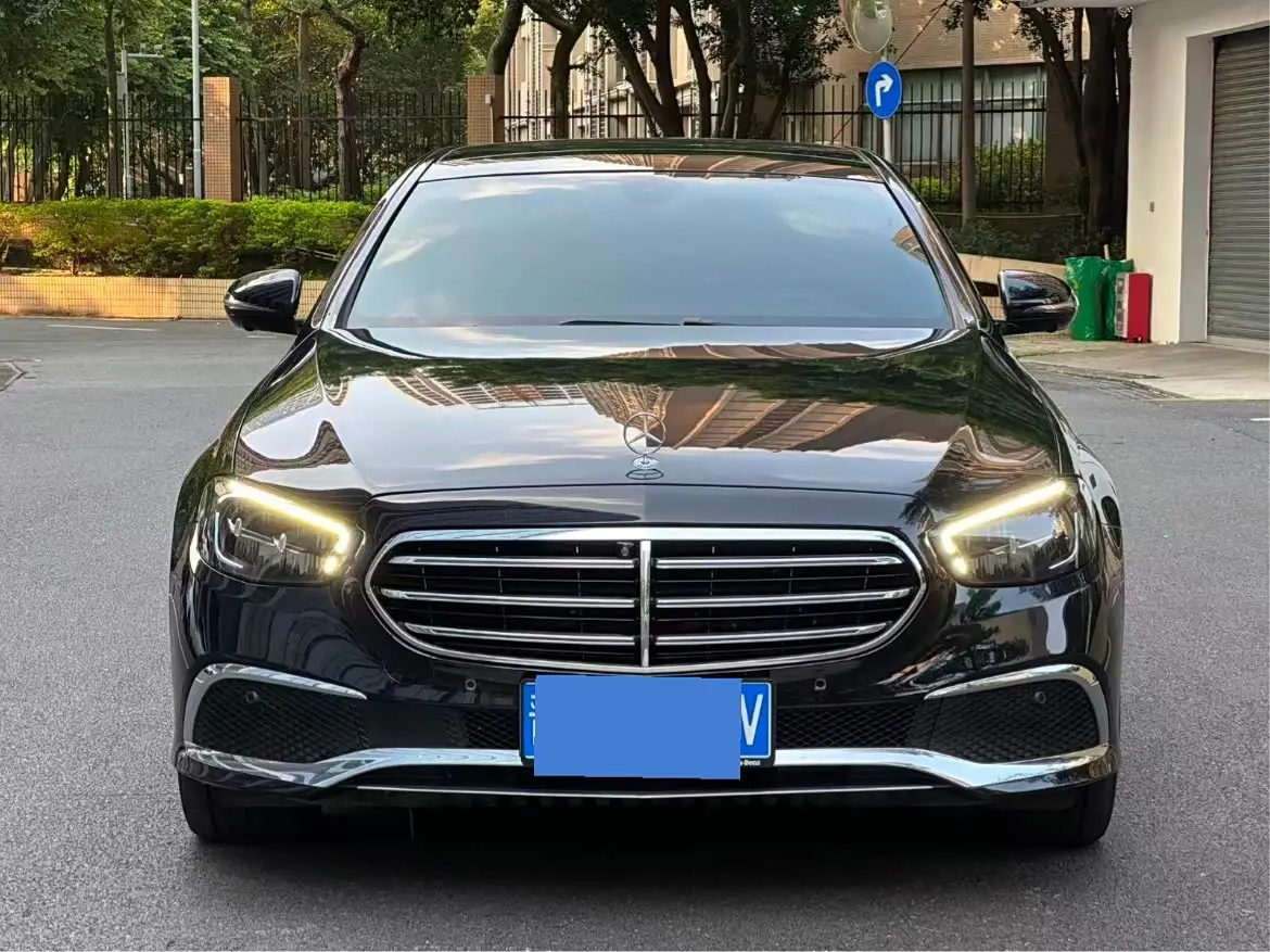 Mercedes-Benz E-Class 2022 — Photo 1/14