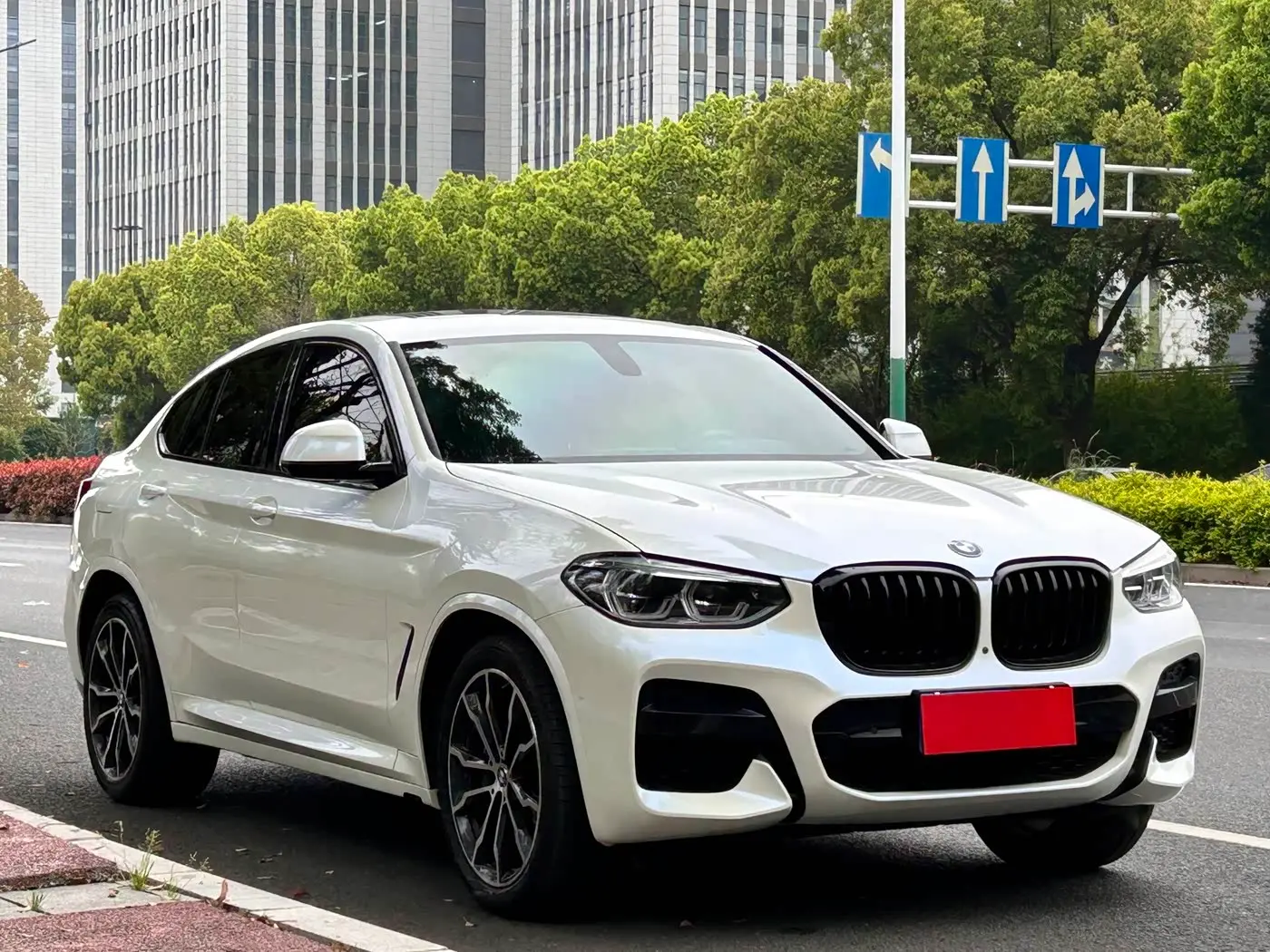 BMW X4 2021 — Фото 3/18
