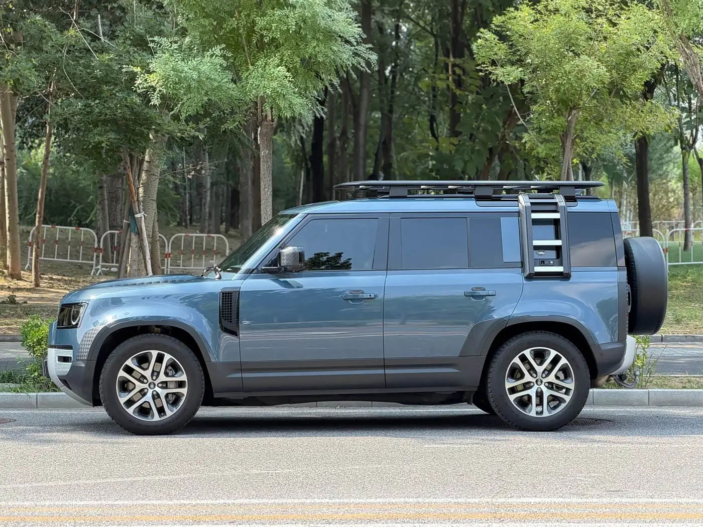 Land Rover Defender 2021 — Photo 3/20