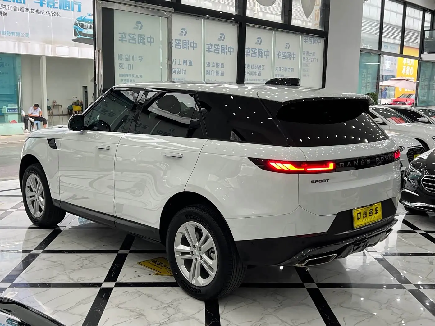 Land Rover Range Rover Sport 2023 — Photo 15/19