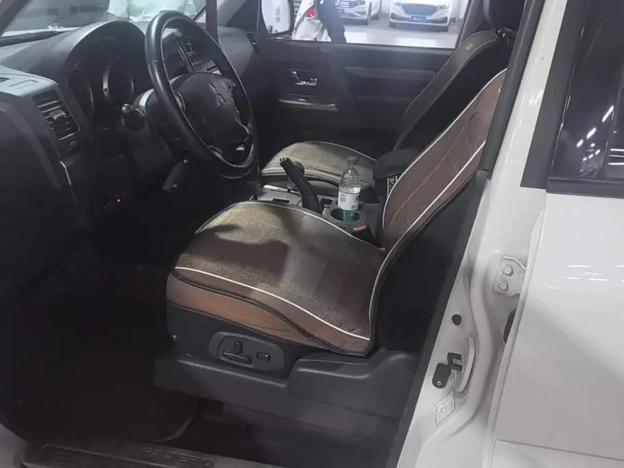 Mitsubishi Pajero 2016 — Photo 9/16