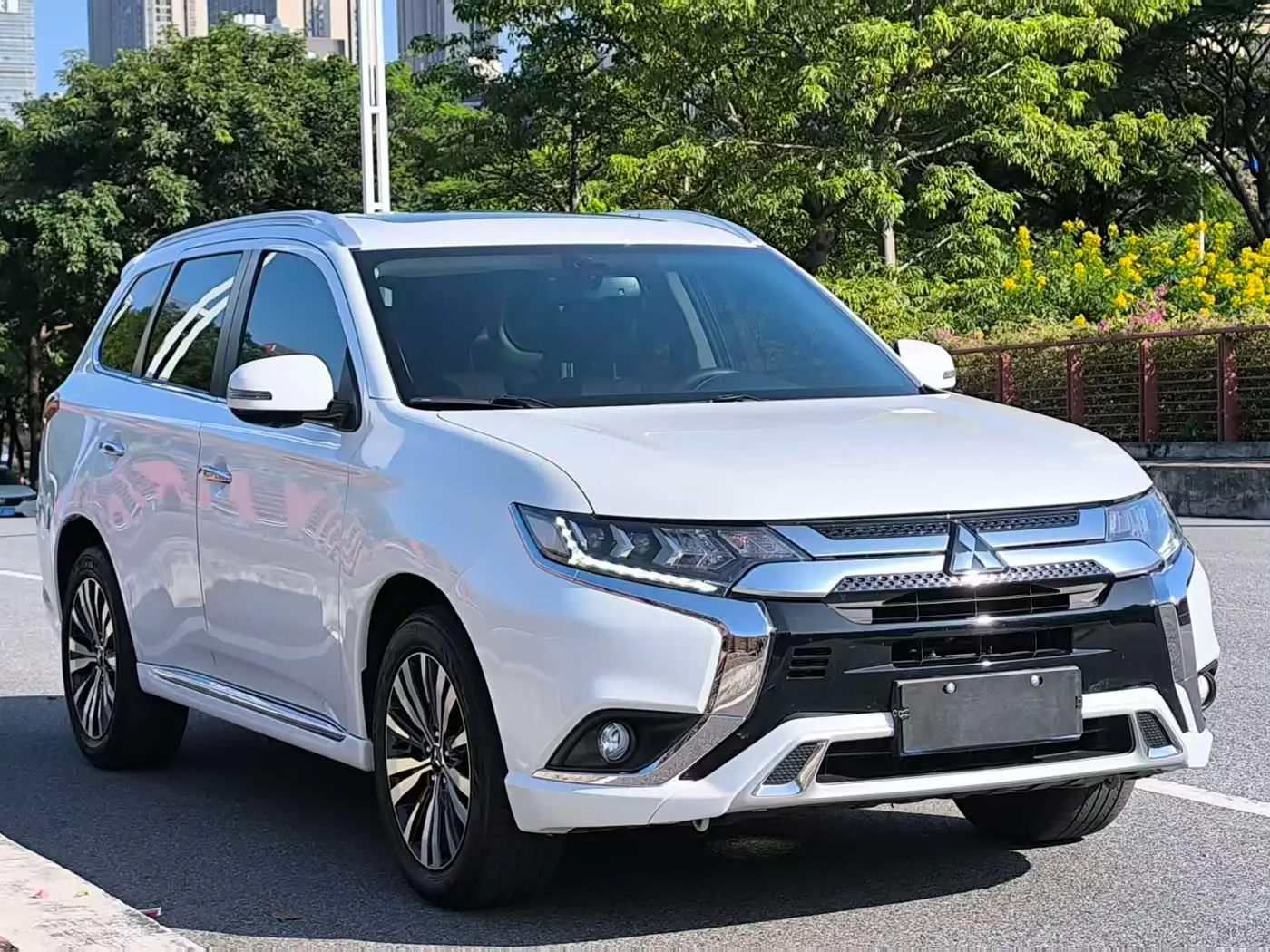 Mitsubishi Outlander 2021 — Photo 4/18