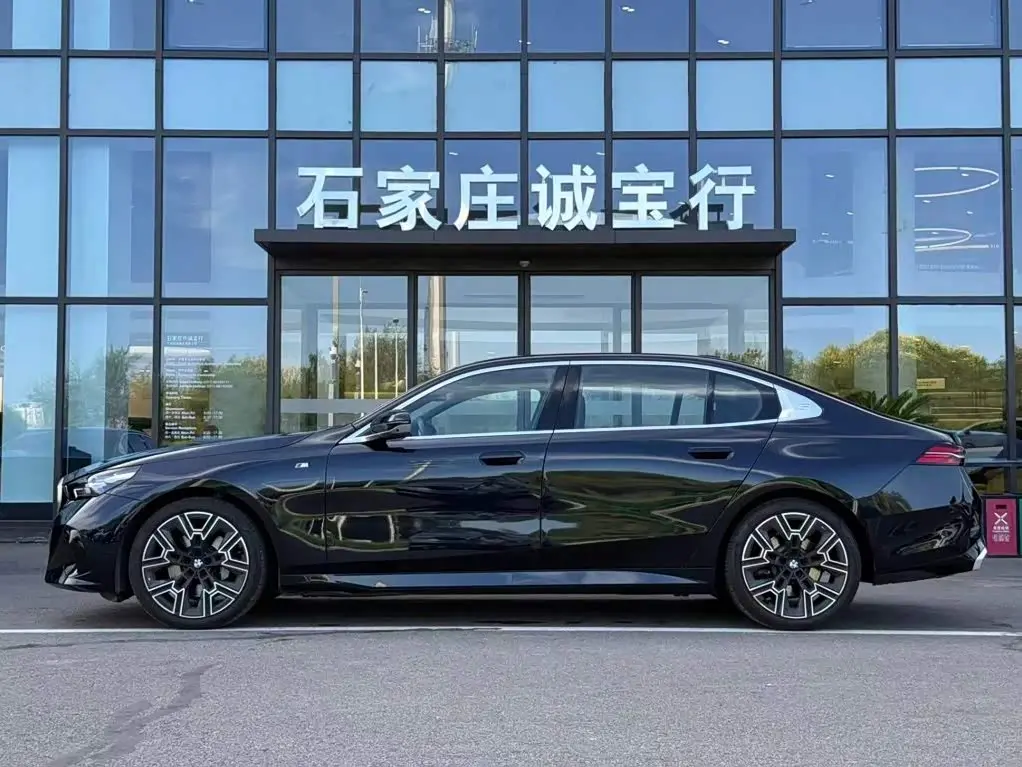 BMW 5 Series 2025 — Photo 3/19