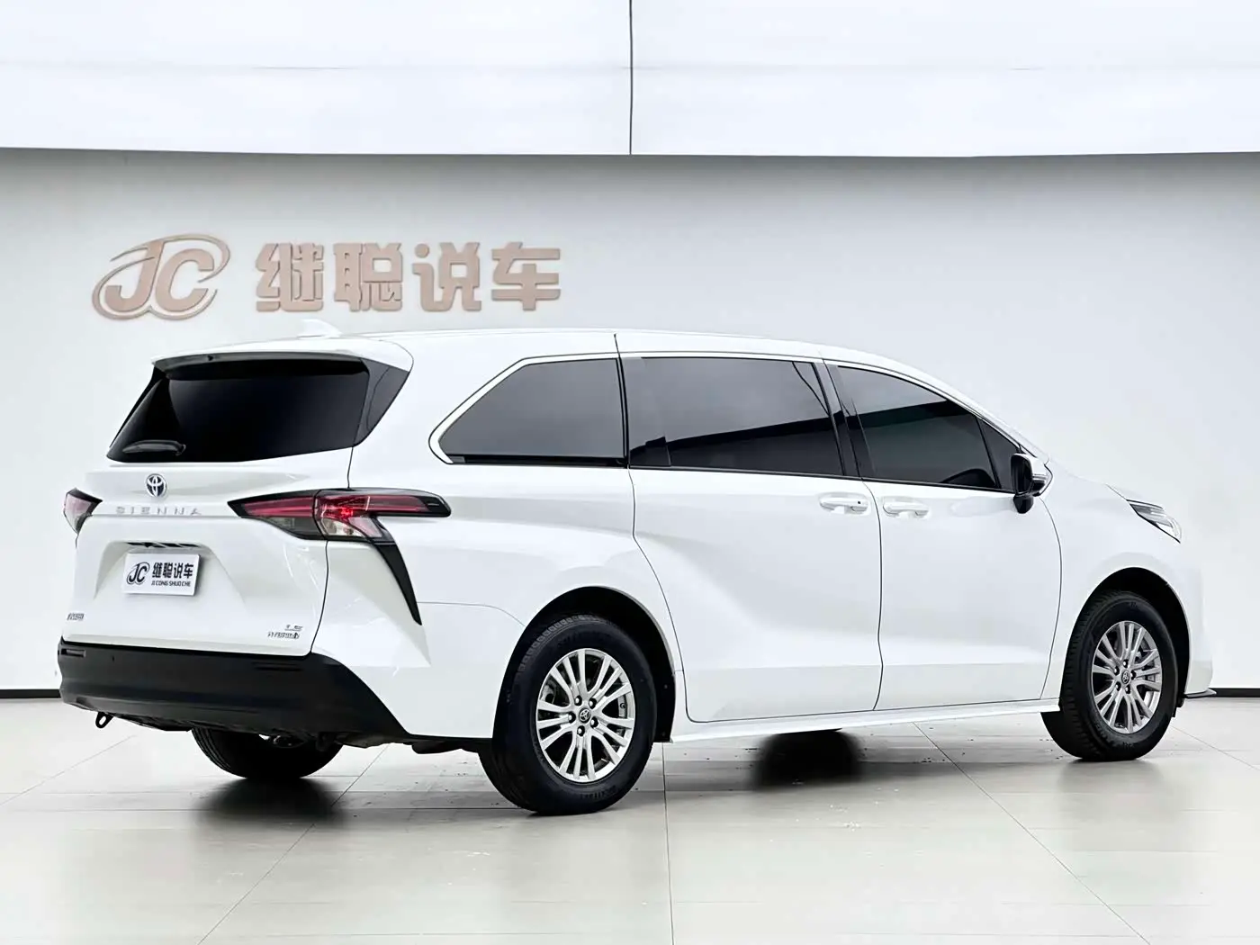 Toyota Sienna 2023 — Photo 6/17
