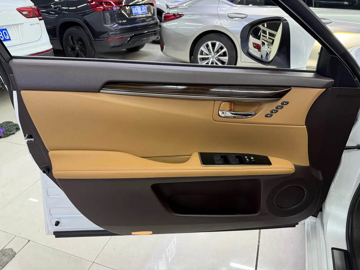 Lexus ES 2016 — Photo 11/20